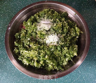 芹菜猪肉水饺的做法步骤:5