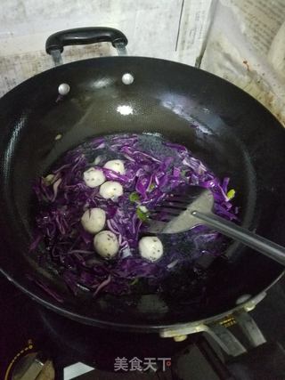 “面条”鱼丸甘蓝面的做法步骤：3