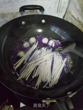 “面条”鱼丸甘蓝面的做法步骤：4