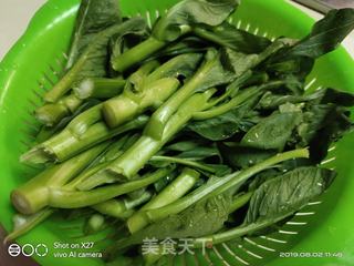 排骨青菜鸡蛋面的做法步骤:2