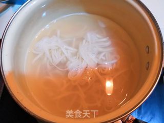 #夏日快手菜#番茄火腿凉面的做法步骤：1