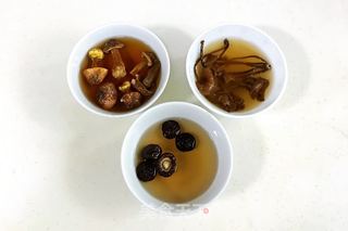 菌菇山药乌鸡汤的做法步骤：2