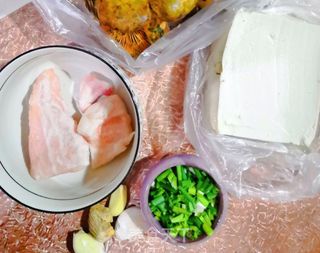 鲜美野松菌豆腐肉片汤的做法步骤:2