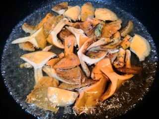 鲜美野松菌豆腐肉片汤的做法步骤:6
