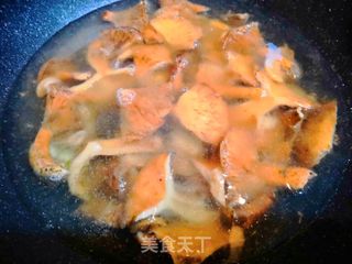 鲜美野松菌豆腐肉片汤的做法步骤:9