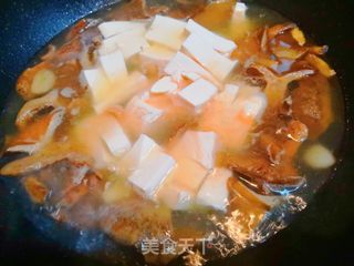 鲜美野松菌豆腐肉片汤的做法步骤:10