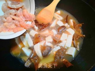 鲜美野松菌豆腐肉片汤的做法步骤：11
