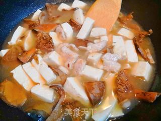 鲜美野松菌豆腐肉片汤的做法步骤:12