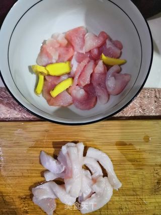 鲜美野松菌豆腐肉片汤的做法步骤：3