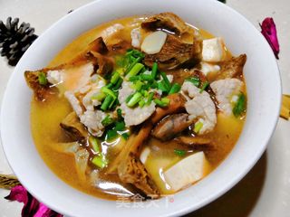 鲜美野松菌豆腐肉片汤的做法步骤：13