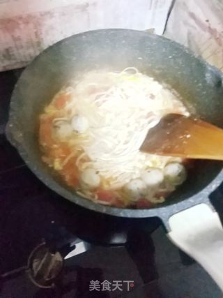 茄汁鱼丸金针菇汤面的做法步骤：4