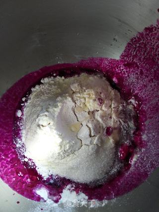 火龙果椰蓉面包的做法步骤:2