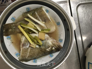 清蒸鲈鱼的做法步骤：2