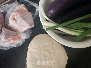 茄子肉馅饺子的做法步骤：1