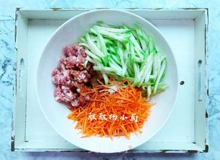 丝瓜胡萝卜肉末包子的做法步骤:4