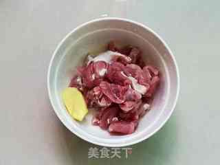 秋葵玉米瘦肉汤的做法步骤:2