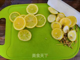 蜂蜜柠檬的做法步骤:2