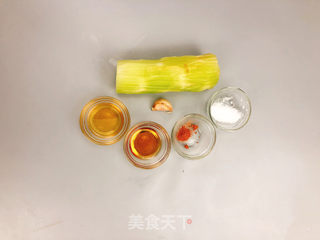 减肥餐～凉拌莴笋的做法步骤：1