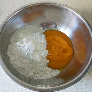 南瓜黄玫瑰的做法步骤:2