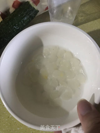 雪燕桃胶皂角米红枣枸杞芝麻羹的做法步骤：1