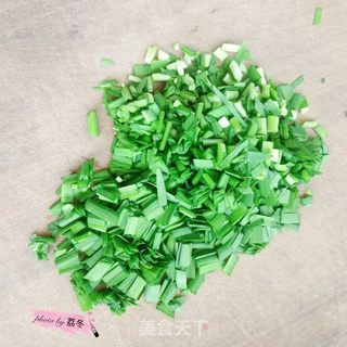 韭菜鸡蛋饼的做法步骤:2