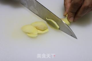 茯苓丁淮山莲子薏米汤的做法步骤:2