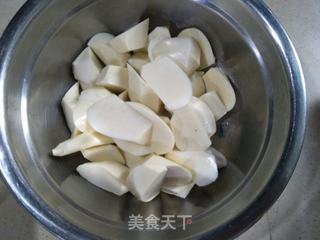 糖醋排骨茭白的做法步骤：1