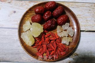 枸杞红枣炖雪燕的做法步骤:3