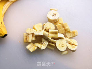 香蕉奶昔的做法步骤:2