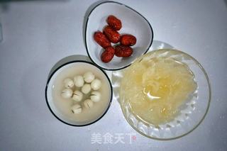 红枣银耳莲子羹的做法步骤:2