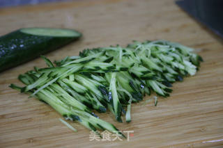 黄瓜虾仁饺子的做法步骤:2