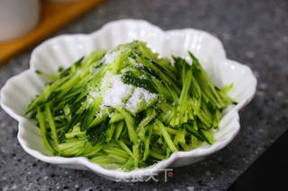 黄瓜虾仁饺子的做法步骤:3