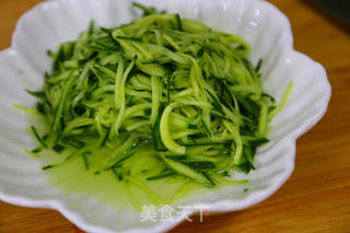 黄瓜虾仁饺子的做法步骤:4