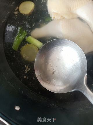 手撕鸡腿肉的做法步骤：2