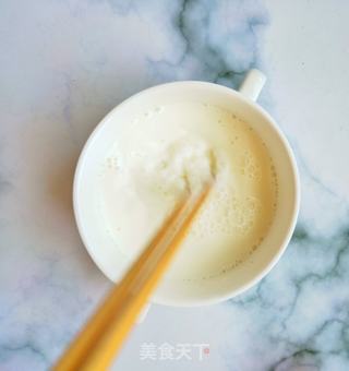 宝宝的辅食:六个月就可以吃的简单超级营养的蒸蛋的做法步骤:2