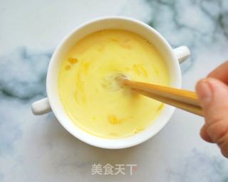 宝宝的辅食:六个月就可以吃的简单超级营养的蒸蛋的做法步骤：3