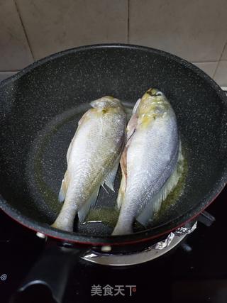 酸菜烧黄花鱼的做法步骤:5
