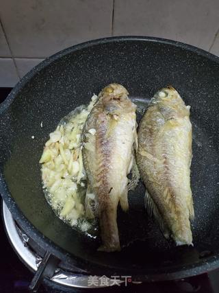 酸菜烧黄花鱼的做法步骤:6