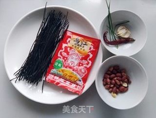 凉拌蕨根粉的做法步骤：1