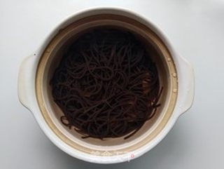凉拌蕨根粉的做法步骤:3