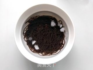 凉拌蕨根粉的做法步骤:4