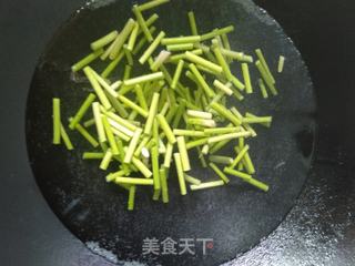 蒜薹爆花甲的做法步骤:2