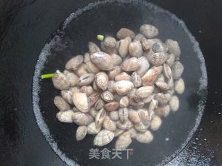 蒜薹爆花甲的做法步骤:4