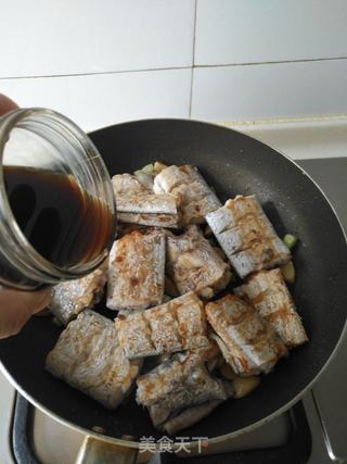 糖蒜烧带鱼的做法步骤:7