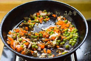 芽菜炒饭的做法步骤:2