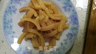 鱿鱼炒韭菜的做法步骤：1