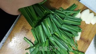 鱿鱼炒韭菜的做法步骤:2
