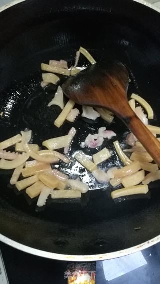 鱿鱼炒韭菜的做法步骤:4