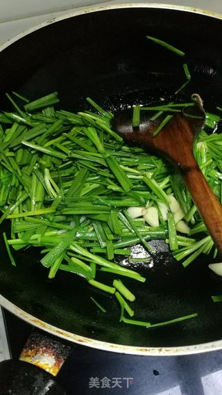 鱿鱼炒韭菜的做法步骤:6