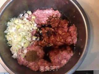 猪肉酸菜包子。的做法步骤：7